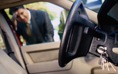 Olvidaste las Llaves Dentro del Auto: ¿Forzar o Llamar a un Profesional?